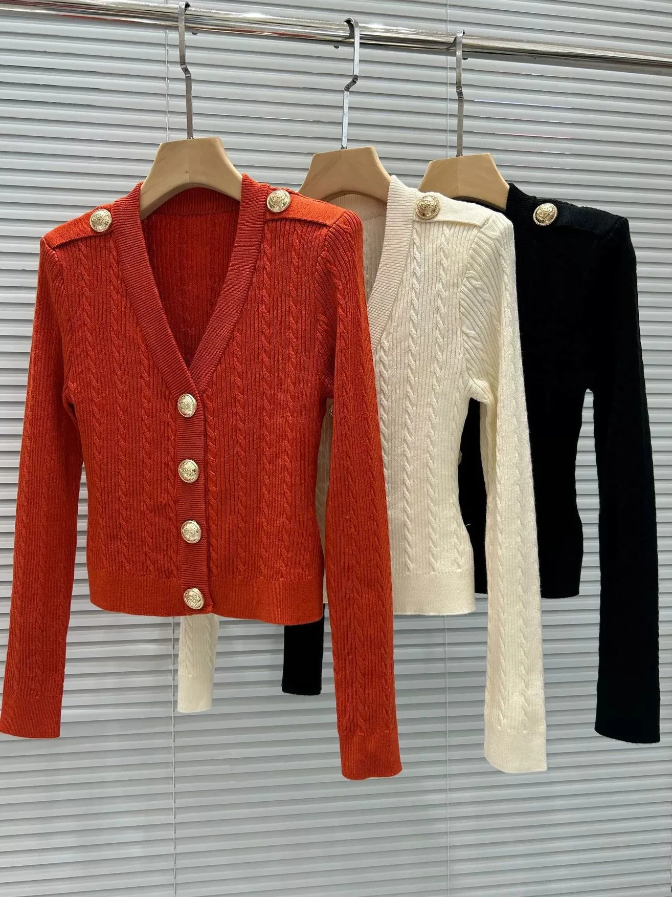 Edition Parisian Sle V-ne Long Sve Womens Knitted Cardigan Thin Pure Design Svel Cusmade Highend Version
Edition Parisian Sle V-ne Long Sve Womens Knitted Cardigan Thin Pure Design Svel Cusmade Highend Version