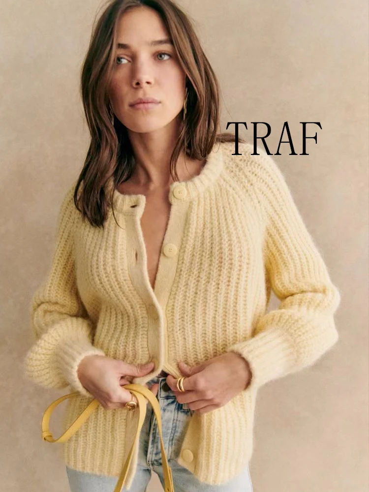 TRAF European and American style autumn new women's loose casual round neck long sleeve simple front button knitted cardigan
TRAF European and American style autumn new women's loose casual round neck long sleeve simple front button knitted cardigan