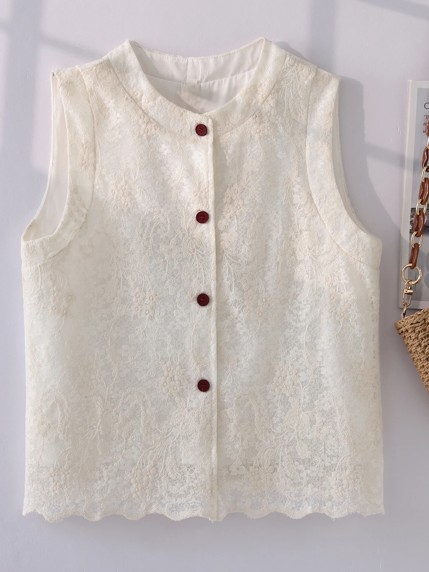 Unique Beautiful Embroidered Lace Vest Top Large Size Women's Summer New Style Sleeveless Jacket Pear Straight Body Shape
Unique Beautiful Embroidered Lace Vest Top Large Size Women's Summer New Style Sleeveless Jacket Pear Straight Body Shape