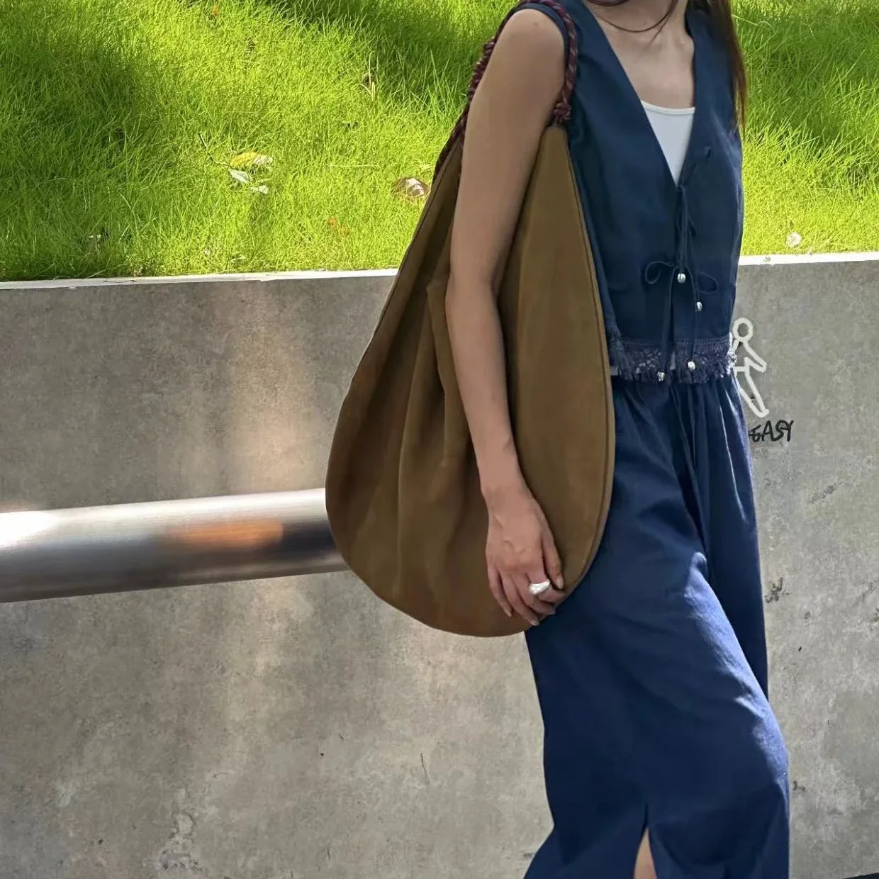 New Women's Split Leather Tote Bag Large Capacity Dark Brown Shoulder Bag for Commuter Niche Design Handbag with Yellow Strap
New Women's Split Leather Tote Bag Large Capacity Dark Brown Shoulder Bag for Commuter Niche Design Handbag with Yellow Strap