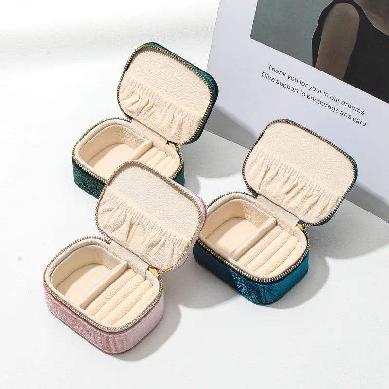 1 Pcs Mini Portable Velvet Jewelry Storing Box Ring Pendant Bracelet Travel Jewelry Storage Bag Classic Gifts For Women
1 Pcs Mini Portable Velvet Jewelry Storing Box Ring Pendant Bracelet Travel Jewelry Storage Bag Classic Gifts For Women