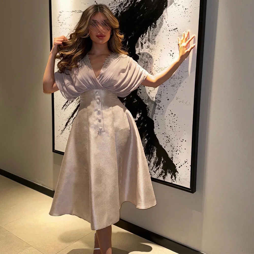 Женское платье-миди с аппликацией, V-образным вырезом
Женское платье-миди с аппликацией, V-образным вырезом