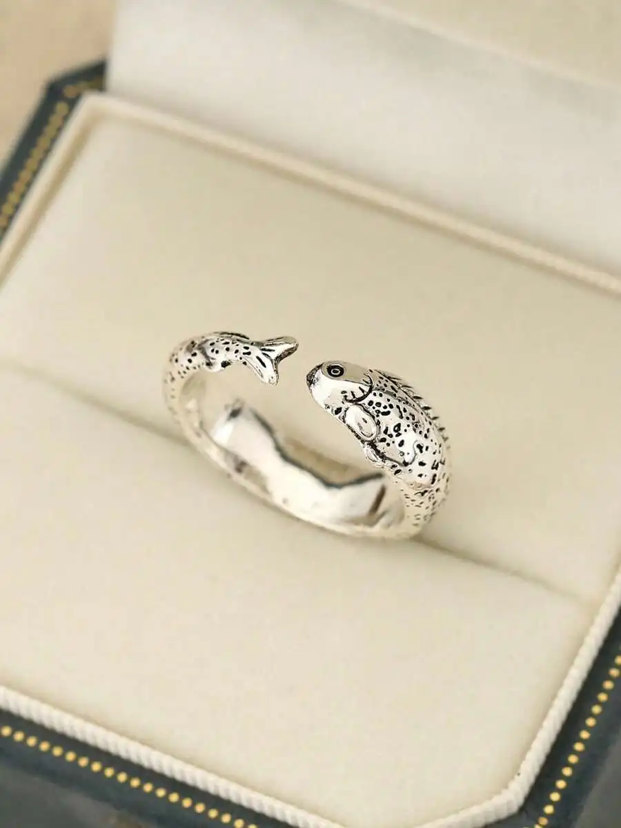 Vintage Style Fish Charm Open Ring For Adults, Fashion Jewelry For Daily Wear And Festive Occasions
Vintage Style Fish Charm Open Ring For Adults, Fashion Jewelry For Daily Wear And Festive Occasions