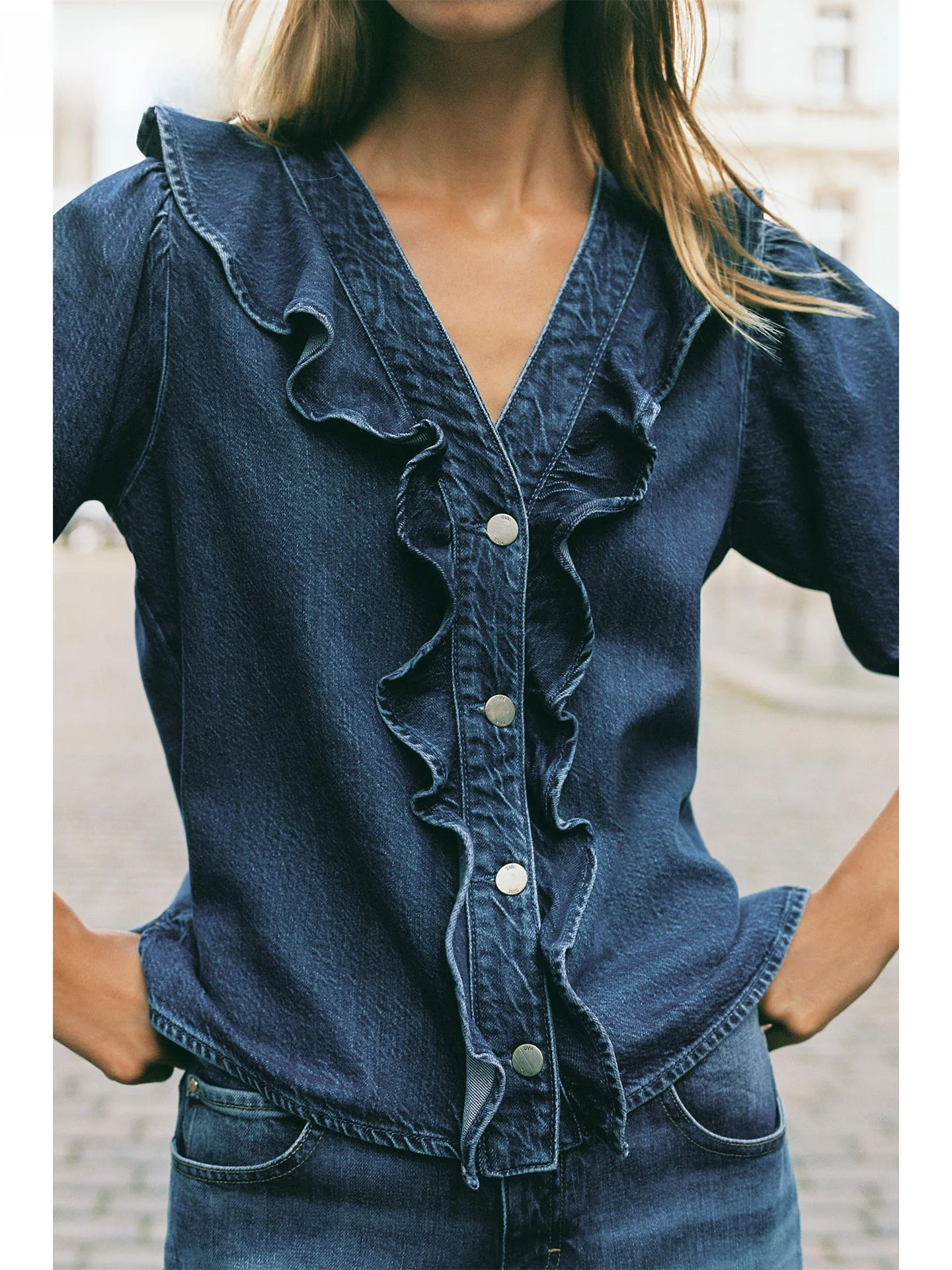 ZAPRHA2025 Autumn New Sle Casual V-ne Long Sve Denim irt Women Layered Design Faionable Ele Straight Cut
ZAPRHA2025 Autumn New Sle Casual V-ne Long Sve Denim irt Women Layered Design Faionable Ele Straight Cut