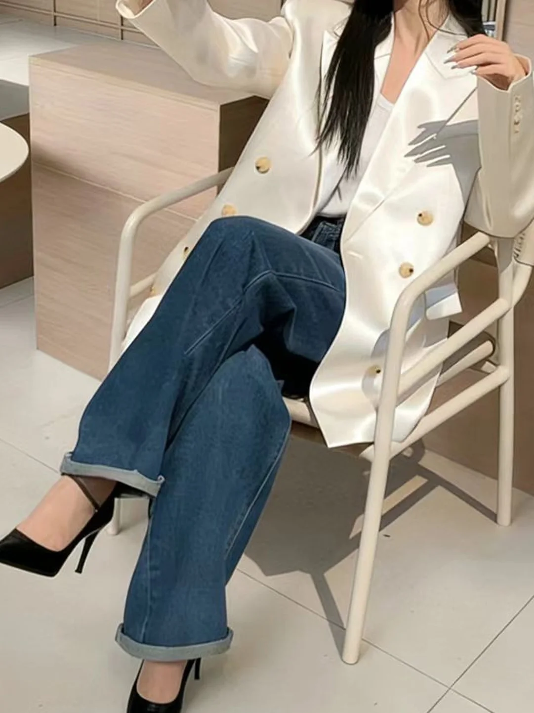 Модный женский пиджак с длинными рукавами, повседневный, элегантный, весенне-осенний, новый стиль, универсальный, из полиэфирного волокна, на двух пуговицах
Модный женский пиджак с длинными рукавами, повседневный, элегантный, весенне-осенний, новый стиль, универсальный, из полиэфирного волокна, на двух пуговицах