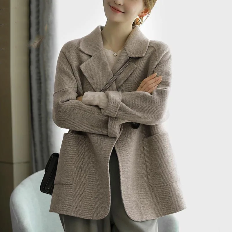 Европейская Женская шерстяная куртка с длинным рукавом, Темпераментная Женская модная шерстяная верхняя одежда в Социалистическом стиле, осенне-зимние женские топы, пальто
Европейская Женская шерстяная куртка с длинным рукавом, Темпераментная Женская модная шерстяная верхняя одежда в Социалистическом стиле, осенне-зимние женские топы, пальто