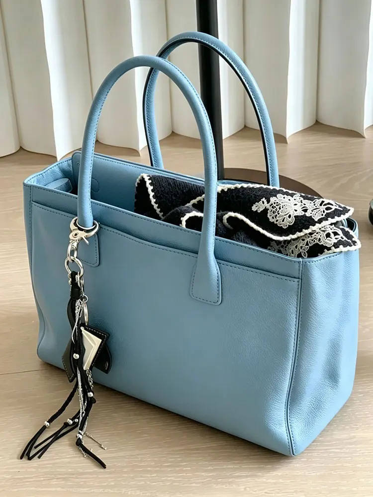Blue Tote Briefcase Women's Bag 2026 New Style Commuter Shoulder Bag Versatile Underarm Summer Handbag Soft Handle Casual Scene
Blue Tote Briefcase Women's Bag 2026 New Style Commuter Shoulder Bag Versatile Underarm Summer Handbag Soft Handle Casual Scene