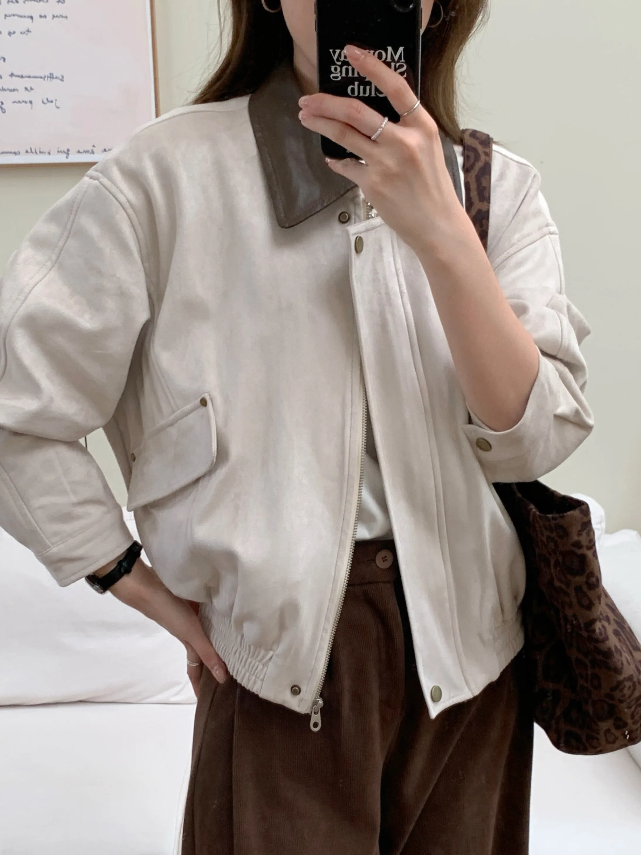 Корейская замшевая куртка Sle ort, женская утягивающая верхняя одежда с кожаным воротником, модная осенне-зимняя маленькая иллюзорная тонкая верхняя одежда
Корейская замшевая куртка Sle ort, женская утягивающая верхняя одежда с кожаным воротником, модная осенне-зимняя маленькая иллюзорная тонкая верхняя одежда