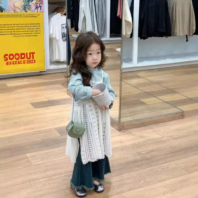 Children's Clothing Autumn New Girls' Striped Base Shirt Lace Blouse Denim Flared Pants Three-Piece Set Trendy
Children's Clothing Autumn New Girls' Striped Base Shirt Lace Blouse Denim Flared Pants Three-Piece Set Trendy