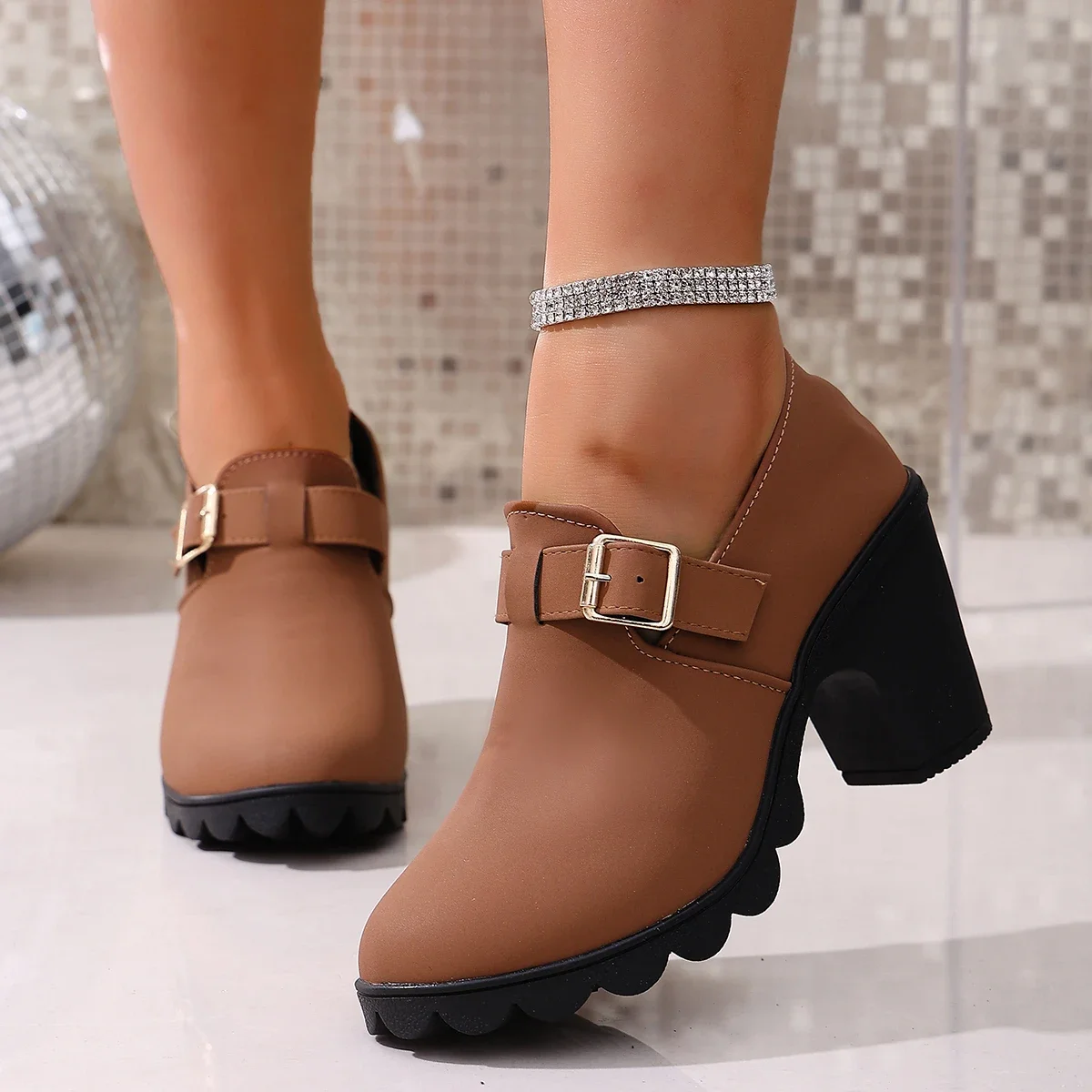 Женские модные ботинки в стиле ретро с пряжкой, повседневные ботинки на шнуровке, новинка 2025, весенняя удобная обувь Baotou с неглубоким носком
Женские модные ботинки в стиле ретро с пряжкой, повседневные ботинки на шнуровке, новинка 2025, весенняя удобная обувь Baotou с неглубоким носком