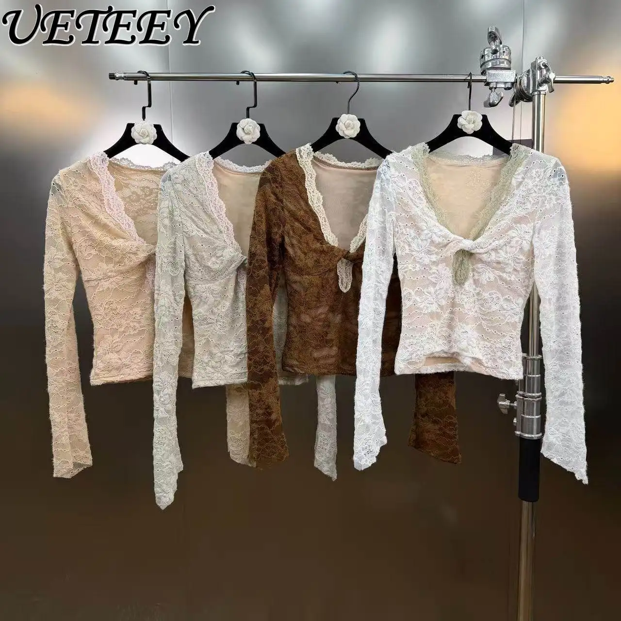 2026 Новая весенняя сексуальная кружевная черная футболка с v-образным вырезом и цветными блоками, женская дизайнерская облегающая футболка с длинным рукавом, женская футболка
2026 Новая весенняя сексуальная кружевная черная футболка с v-образным вырезом и цветными блоками, женская дизайнерская облегающая футболка с длинным рукавом, женская футболка