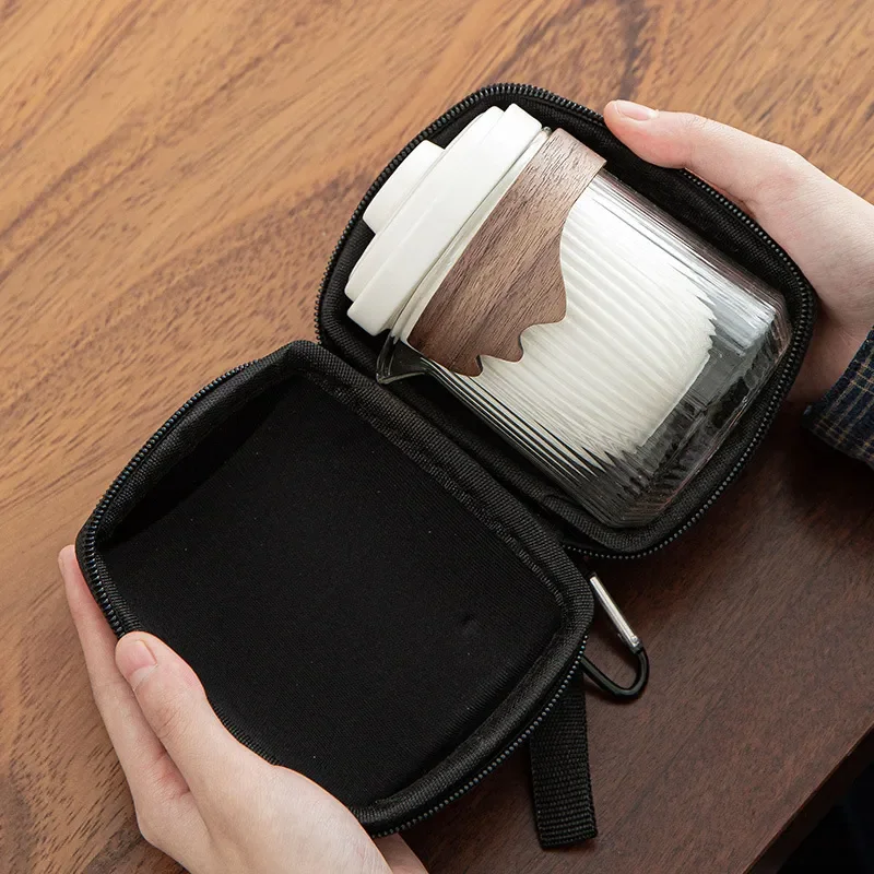 Керамический дорожный чайный сервиз кунг-фу, чайная посуда, сумка, один чайник, четыре чашки, фарфоровый стеклянный горшок с чашкой, бизнес-подарок
Керамический дорожный чайный сервиз кунг-фу, чайная посуда, сумка, один чайник, четыре чашки, фарфоровый стеклянный горшок с чашкой, бизнес-подарок