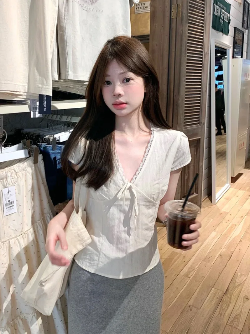 White Lace V-Neck Short Sleeve Shirt Women's Summer Design Sensation Waist-Cinching Belted Short Length Top French Style
White Lace V-Neck Short Sleeve Shirt Women's Summer Design Sensation Waist-Cinching Belted Short Length Top French Style