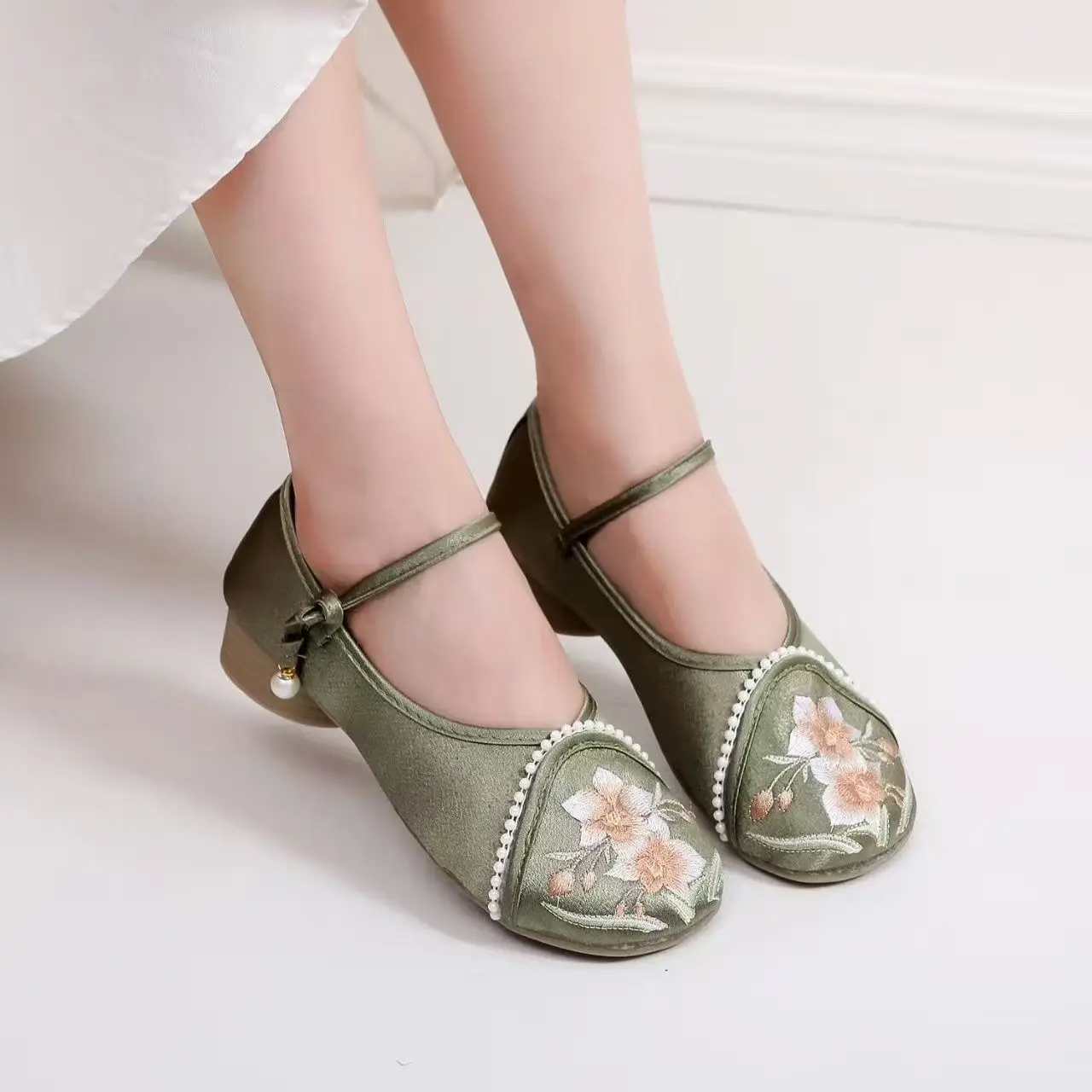 Women's New Ethnic Style Silk Low Heel Embroidered Shoes Round Toe Shallow Buckle Strap Hanfu Shoes Soft Sole Cheongsam Shoes
Women's New Ethnic Style Silk Low Heel Embroidered Shoes Round Toe Shallow Buckle Strap Hanfu Shoes Soft Sole Cheongsam Shoes