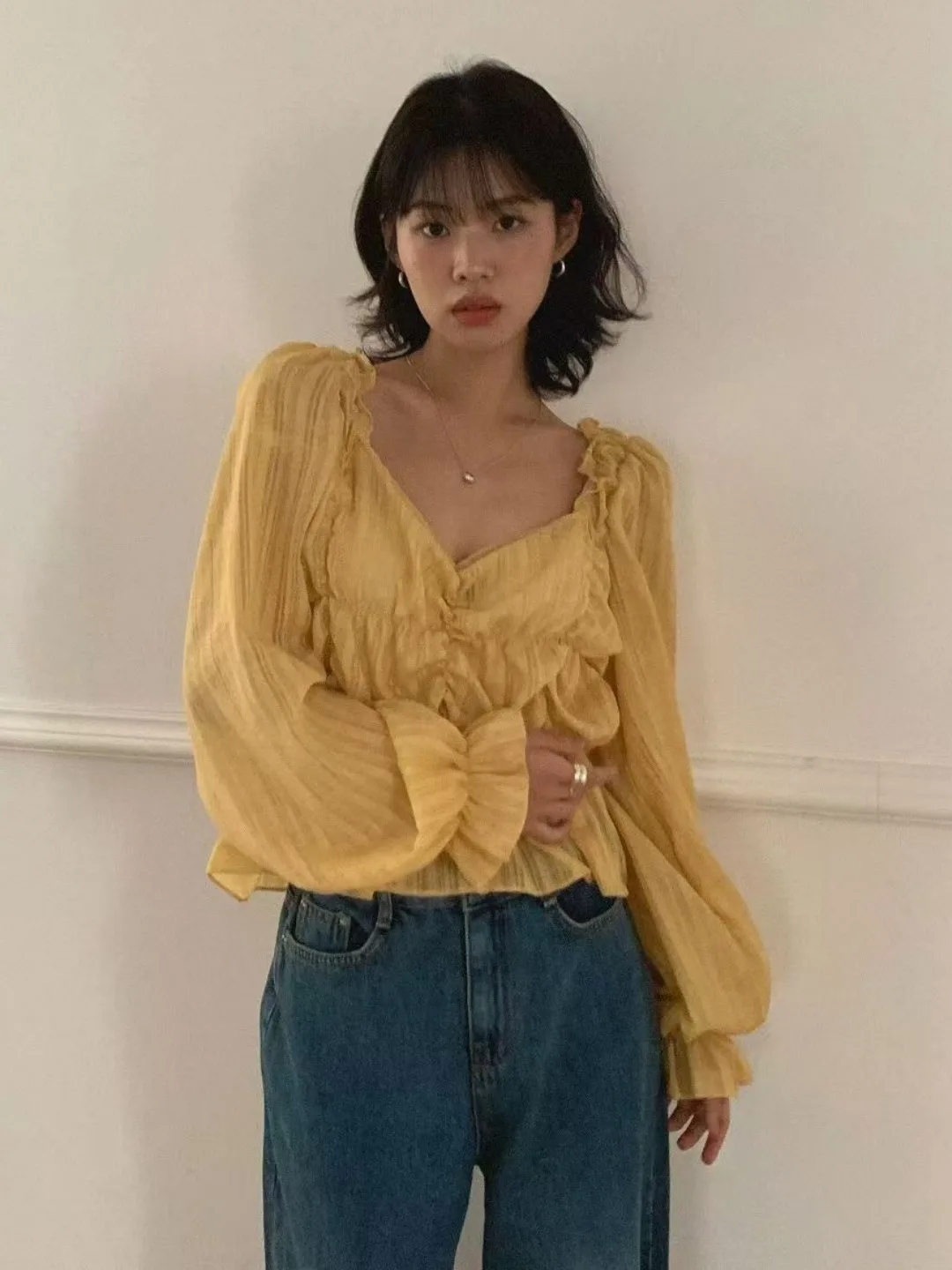 Стильная плиссированная блузка с V-образным вырезом, свободного кроя, с длинными рукавами, тонкая, дышащая, приятная к телу, в корейском стиле, осенняя новинка, повседневная мода
Стильная плиссированная блузка с V-образным вырезом, свободного кроя, с длинными рукавами, тонкая, дышащая, приятная к телу, в корейском стиле, осенняя новинка, повседневная мода