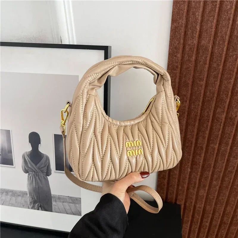 Trendy Simple Casual Diaper Bag Fashionable Letter Logo Leather Crossbody Bag Large Capacity For Women Commuter
Trendy Simple Casual Diaper Bag Fashionable Letter Logo Leather Crossbody Bag Large Capacity For Women Commuter