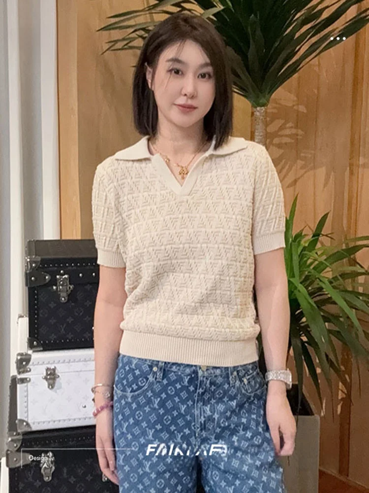 Lin Rou Rou Knitted ort Sve T-irt Letter Embroidery Thin Sweater Women Spring Summer Turn-down Collar Casual Cotton Top
Lin Rou Rou Knitted ort Sve T-irt Letter Embroidery Thin Sweater Women Spring Summer Turn-down Collar Casual Cotton Top