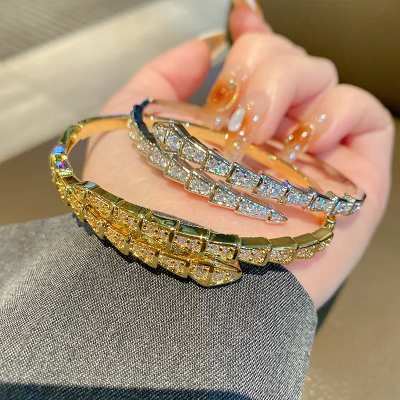 New Full Ice Crystal Hip-hop Hollow Adjustable Snake Bracelet Men and Women Jewelry 18K Gold-plated T Square Zircon Bracelet
New Full Ice Crystal Hip-hop Hollow Adjustable Snake Bracelet Men and Women Jewelry 18K Gold-plated T Square Zircon Bracelet