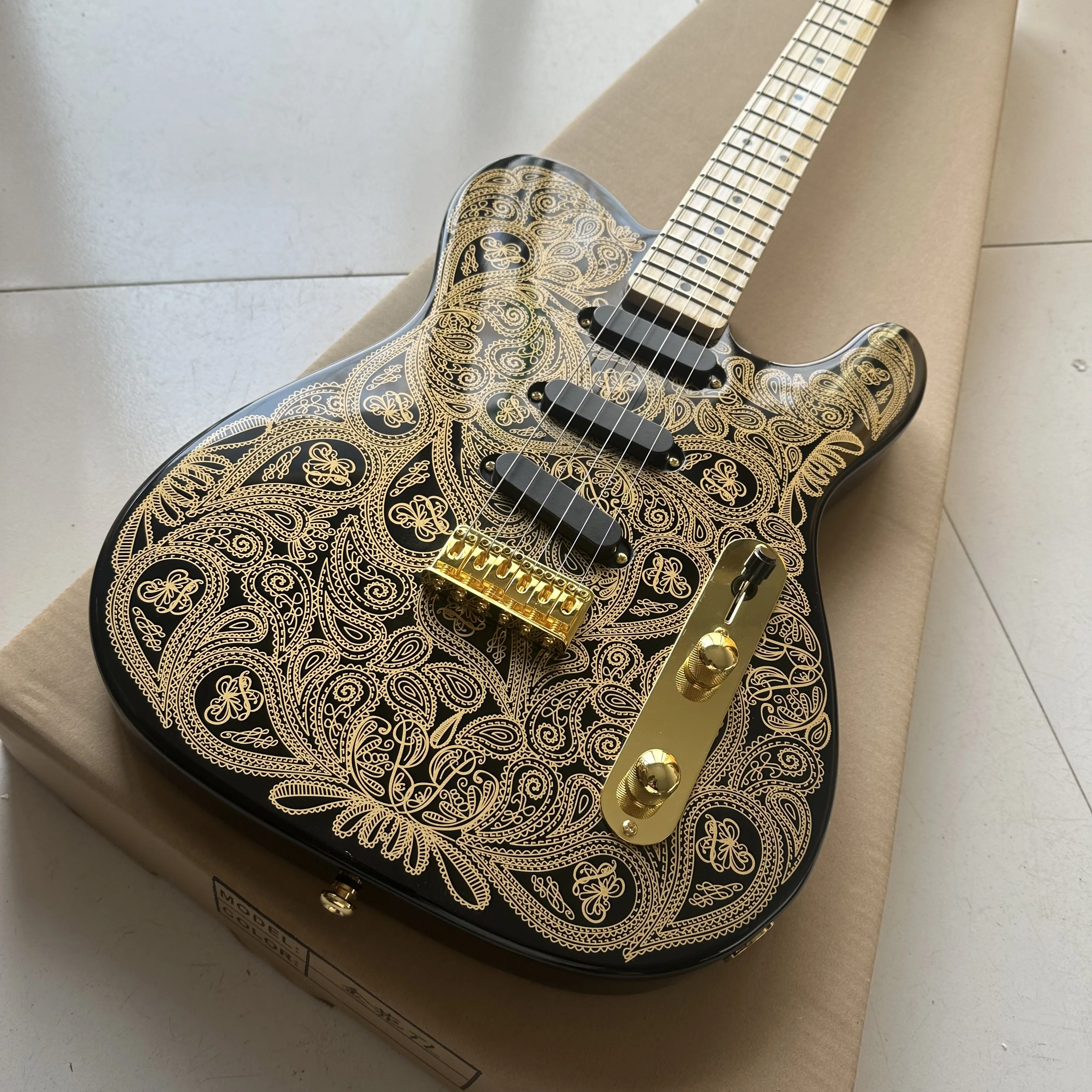 Верхняя электрогитара Paisley Black Gold James Burton TL, золотая фурнитура
Верхняя электрогитара Paisley Black Gold James Burton TL, золотая фурнитура