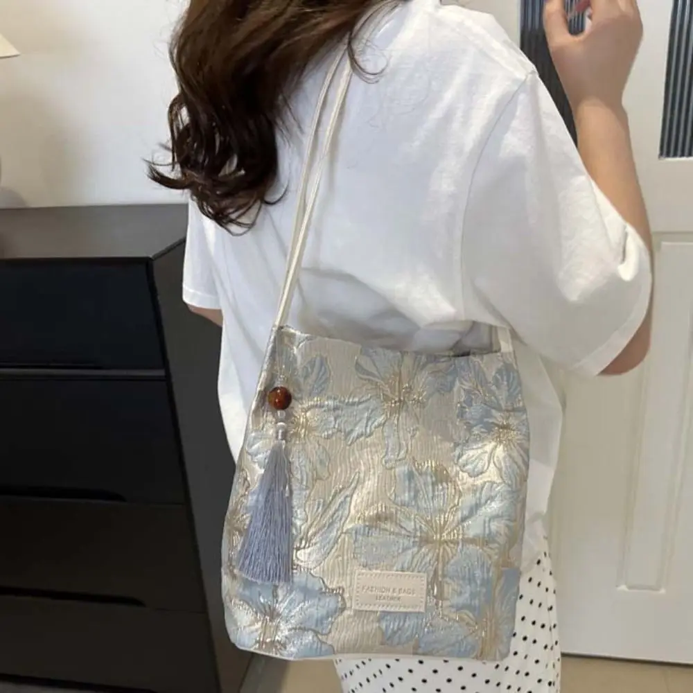 New Chinese Style Flower Bucket Bag Large Capacity Floral Embroidery Shoulder Bag Tassel Pendant Butterfly Women Handbag Gift
New Chinese Style Flower Bucket Bag Large Capacity Floral Embroidery Shoulder Bag Tassel Pendant Butterfly Women Handbag Gift