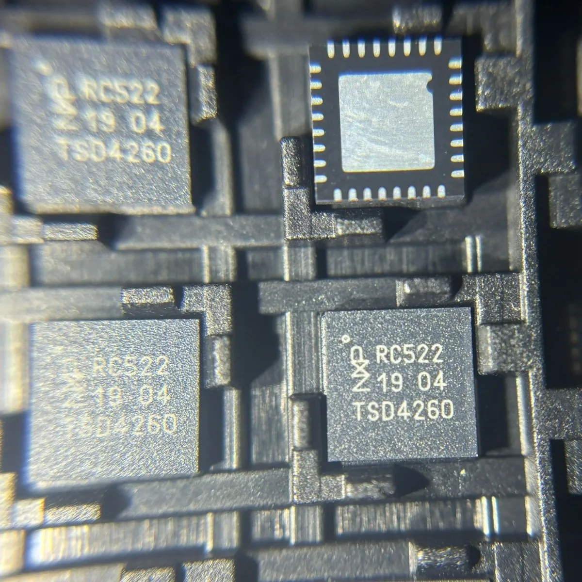 MFRC52202HN1 RF card chip QFN-32 silk-screened RC522 original genuine product IC chip integrated circuit
MFRC52202HN1 RF card chip QFN-32 silk-screened RC522 original genuine product IC chip integrated circuit