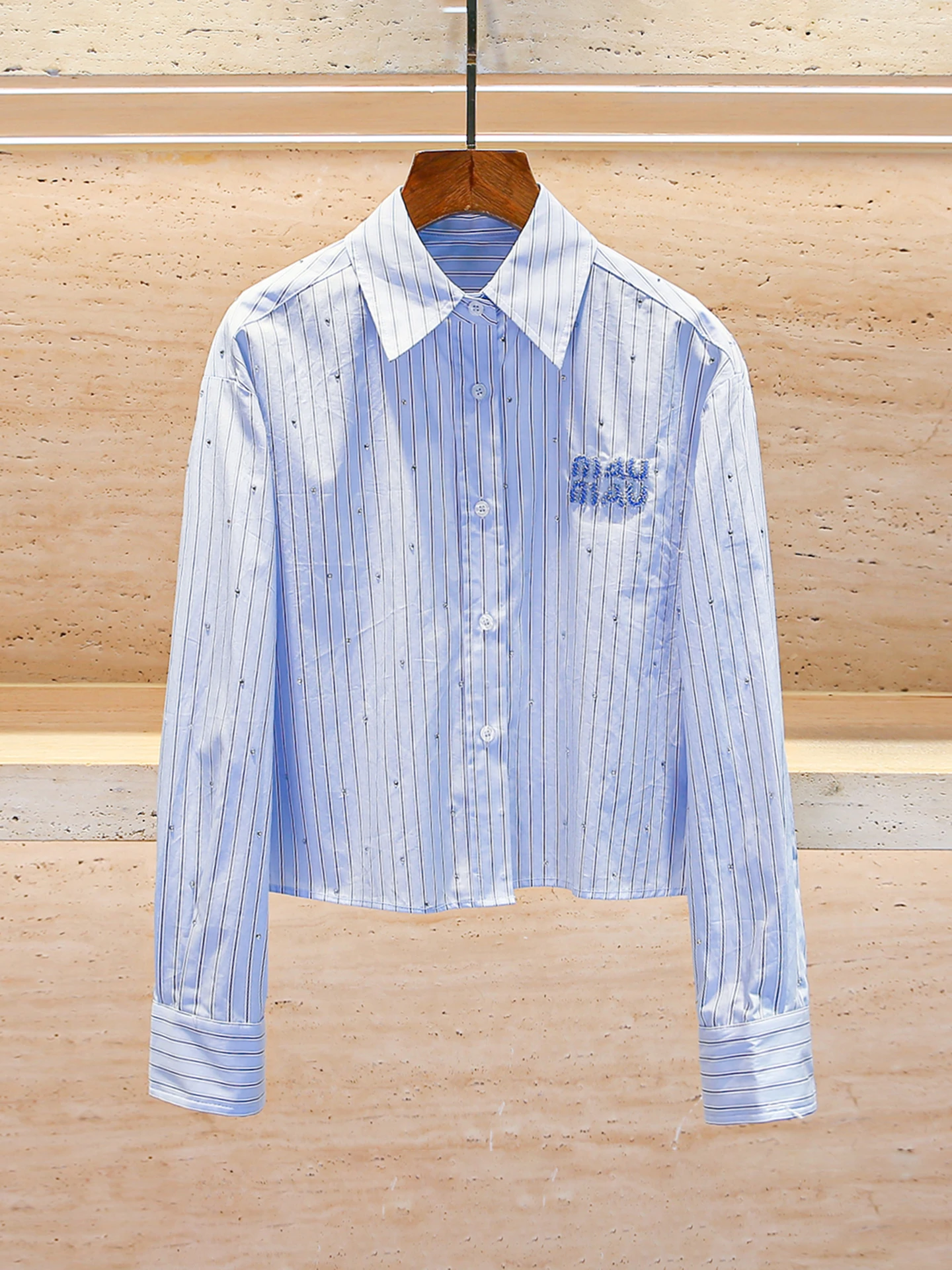 Синяя полосатая повседневная женская блузка премиум-класса, осень 2025, для офиса, прямого кроя, с длинным рукавом, на пуговицах, укороченная
Синяя полосатая повседневная женская блузка премиум-класса, осень 2025, для офиса, прямого кроя, с длинным рукавом, на пуговицах, укороченная