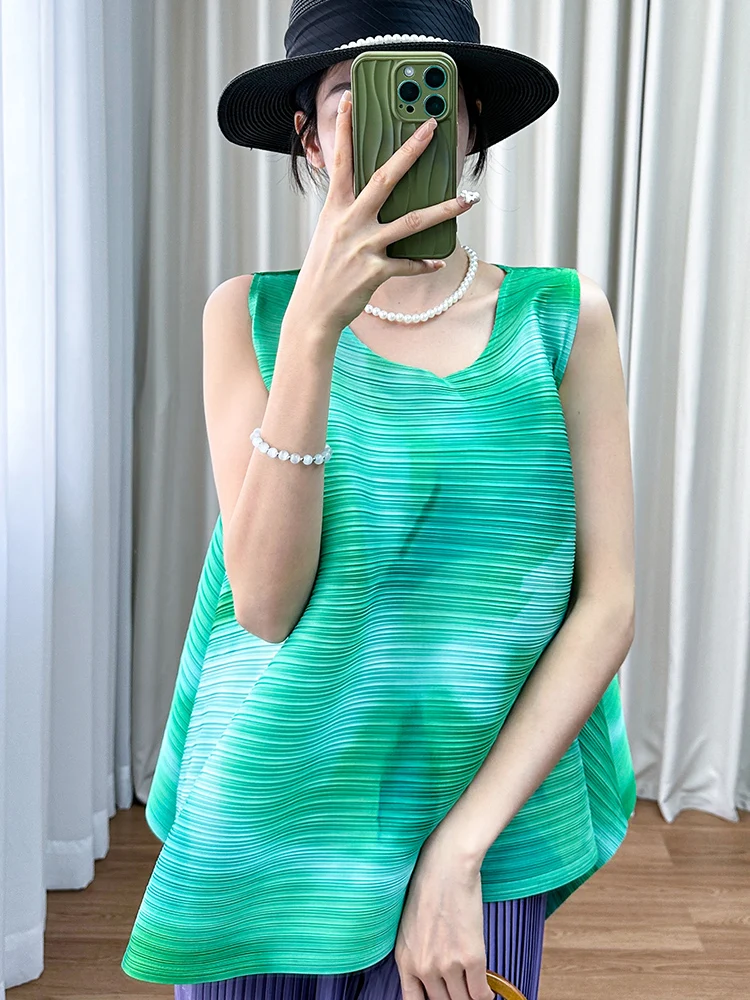 Commute Ready Gradient Folded Women's round Neck Sleeveless T-shirt Casual Versatile Top Trendy Silk Blend Summer Fashion
Commute Ready Gradient Folded Women's round Neck Sleeveless T-shirt Casual Versatile Top Trendy Silk Blend Summer Fashion