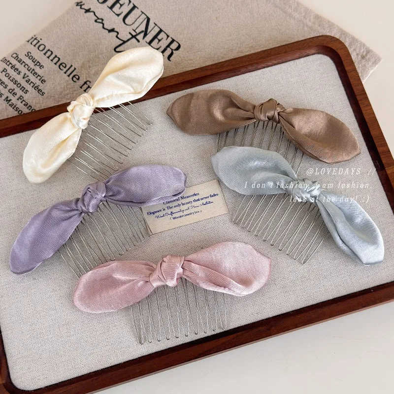Satin Bow Hair Comb for Flyaway Hair Metal Teeth Reverse Hair Comb Non Slip High Quality Elegant Daily Lightweight Accessories
Satin Bow Hair Comb for Flyaway Hair Metal Teeth Reverse Hair Comb Non Slip High Quality Elegant Daily Lightweight Accessories