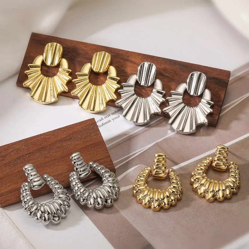 European and American Metal Style Niche Personality Earrings for Women Copper Plated Real Gold Irregular Geometric Exaggerated E
European and American Metal Style Niche Personality Earrings for Women Copper Plated Real Gold Irregular Geometric Exaggerated E