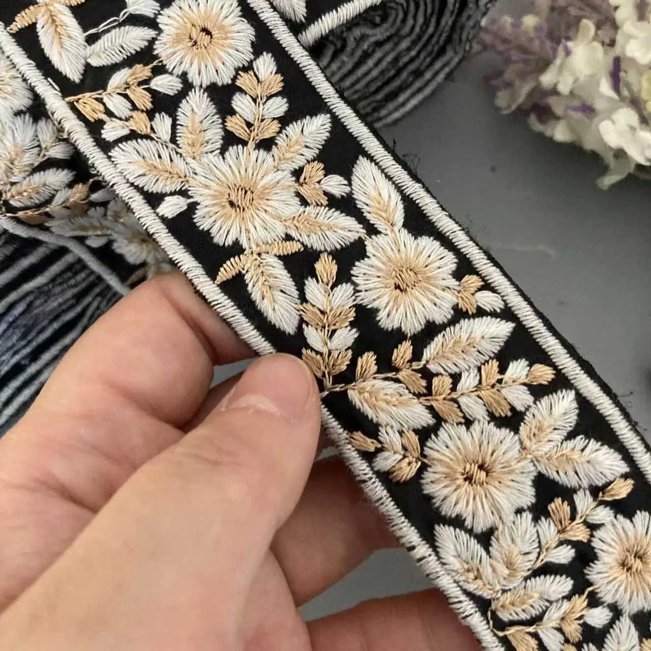 1 Yard 3.6cm Wide Black Ethnic Style Embroidery Lace Ribbon Sewing Trims Clothing Gold Thread Sequin Hair Fabric Accessories
1 Yard 3.6cm Wide Black Ethnic Style Embroidery Lace Ribbon Sewing Trims Clothing Gold Thread Sequin Hair Fabric Accessories