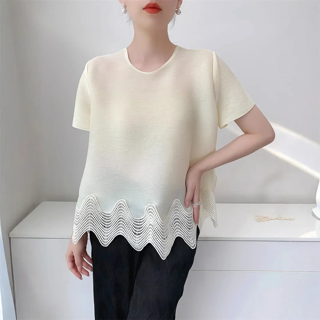 Высококачественный сращенный стиль Miyake Кружевной летний плиссированный топ для женщин. Удобная повседневная свободная футболка с круглым вырезом и короткими рукавами.
Высококачественный сращенный стиль Miyake Кружевной летний плиссированный топ для женщин. Удобная повседневная свободная футболка с круглым вырезом и короткими рукавами.