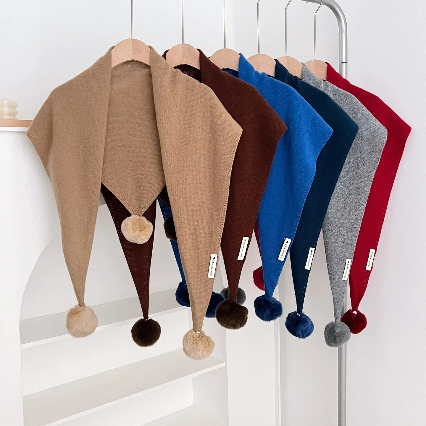 Однотонная вязаная шаль премиум-класса с пушистым помпоном, мягкий зимний теплый утолщенный мягкий шарф для женщин, защита шеи
Однотонная вязаная шаль премиум-класса с пушистым помпоном, мягкий зимний теплый утолщенный мягкий шарф для женщин, защита шеи