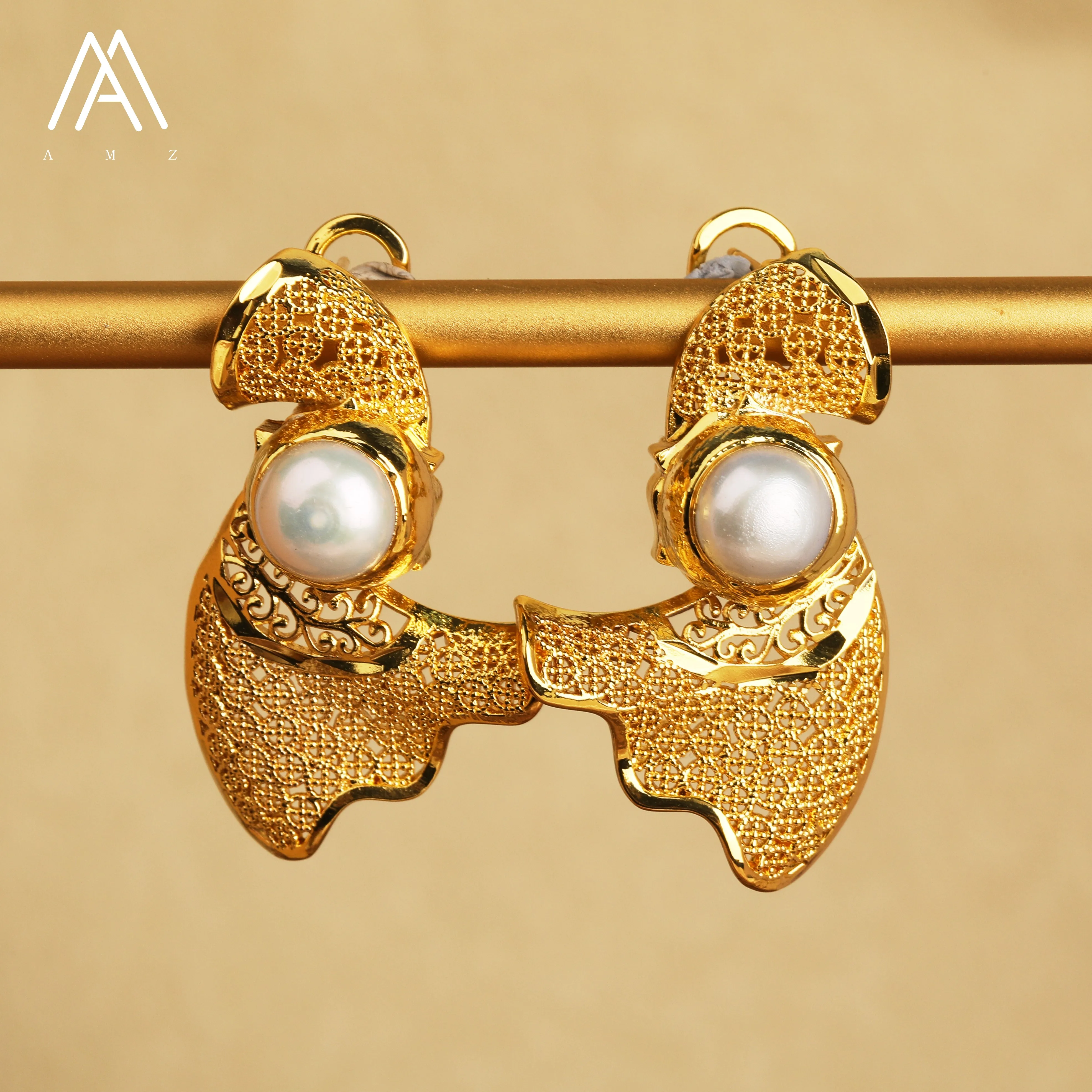 Natural round Pearl Stud Earrings Retro Gold Wire Fan-Shape Design Elegant for Women's Party 
Natural round Pearl Stud Earrings Retro Gold Wire Fan-Shape Design Elegant for Women's Party