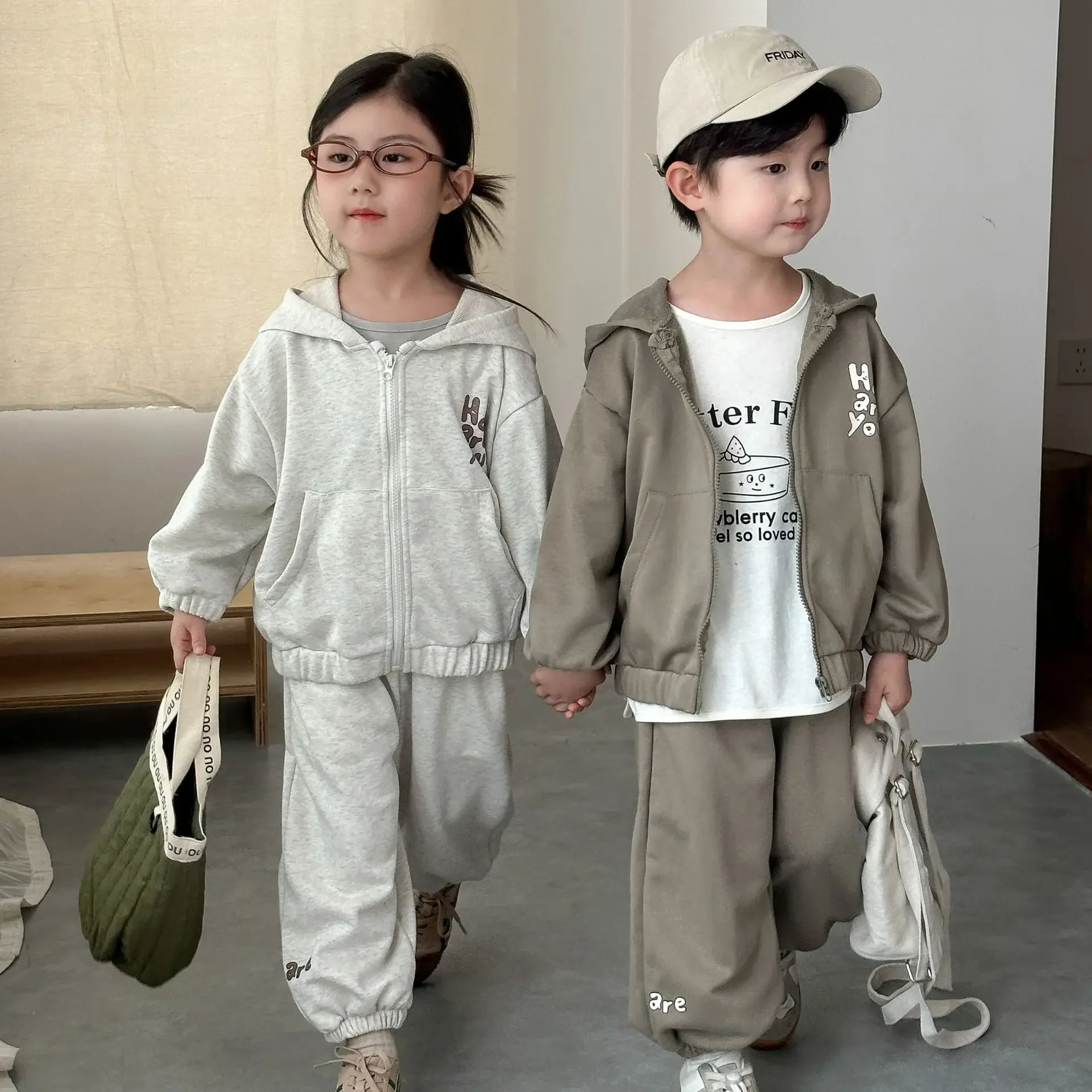 Autumn Kids Hooded Tracksuit Set Vintage Letter Print 2-Piece Outfit Casual Zip-Up Sweatsuit for 2-10Y Children
Autumn Kids Hooded Tracksuit Set Vintage Letter Print 2-Piece Outfit Casual Zip-Up Sweatsuit for 2-10Y Children