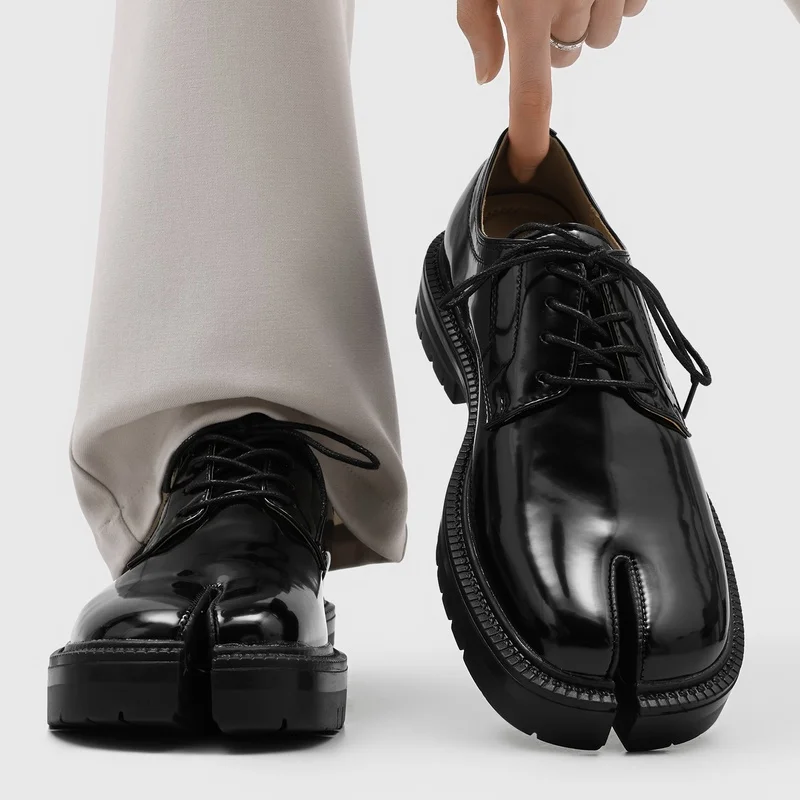 Men High Street Split Toe Derby Shoes Niche Avant-garde Style Mirror Thick Sole Anti Slip High-quality Fashion Commuting Shoes
Men High Street Split Toe Derby Shoes Niche Avant-garde Style Mirror Thick Sole Anti Slip High-quality Fashion Commuting Shoes