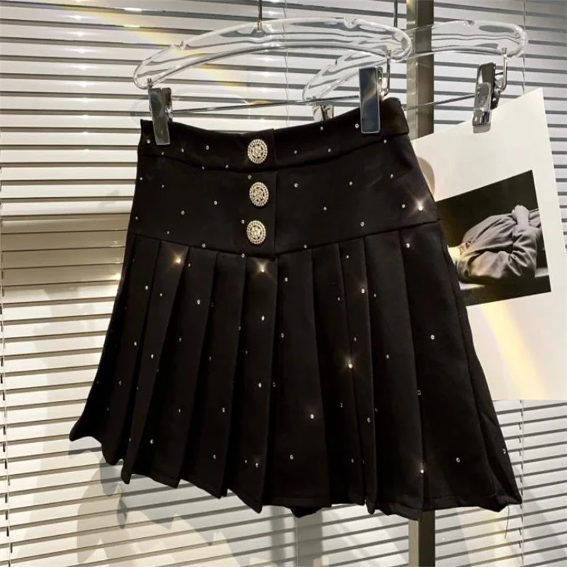 Блестящая модная черная короткая юбка с высокой талией и стразами, новая плиссированная юбка на пуговицах для женщин
Блестящая модная черная короткая юбка с высокой талией и стразами, новая плиссированная юбка на пуговицах для женщин