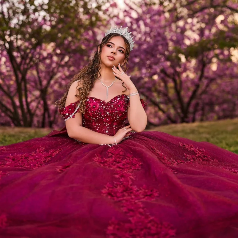 Burgundy Quinceanera Dress off-shoulder Glitter Crystal 3D Flower Decal Long tail Bow vestidos de 15 Quinceanera
Burgundy Quinceanera Dress off-shoulder Glitter Crystal 3D Flower Decal Long tail Bow vestidos de 15 Quinceanera 