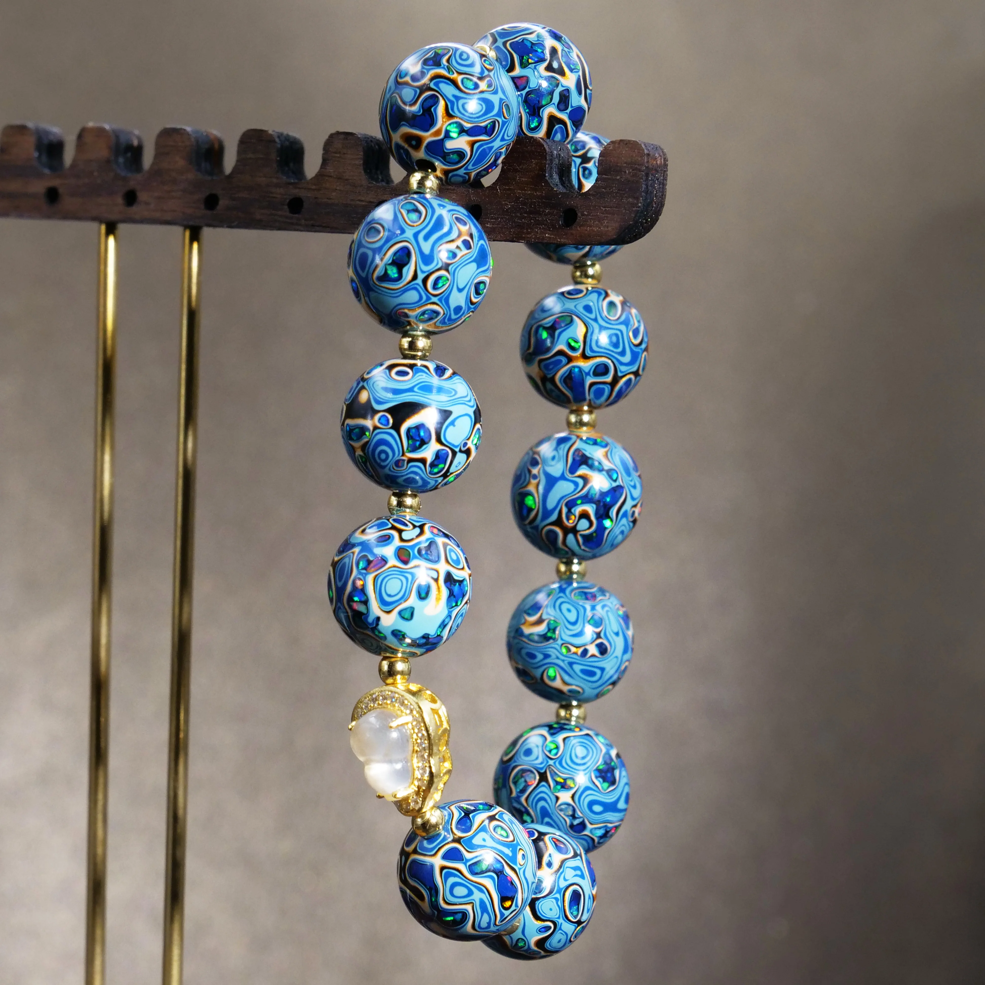 Blue lacquer bead bracelet, high quality copper electric gold plated, intangible cultural heritage, handmade
Blue lacquer bead bracelet, high quality copper electric gold plated, intangible cultural heritage, handmade