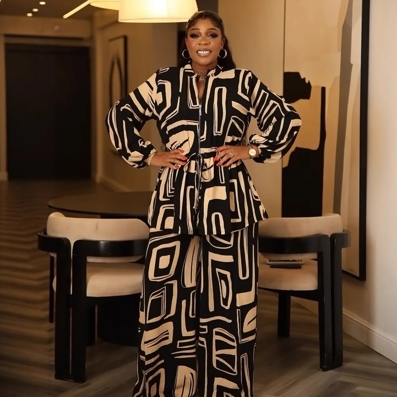 Элегантный повседневный костюм-двойка с длинным рукавом, принтом, приталенным силуэтом, воротником-стойкой, очаровательный, из полиэстера, для женщин
Элегантный повседневный костюм-двойка с длинным рукавом, принтом, приталенным силуэтом, воротником-стойкой, очаровательный, из полиэстера, для женщин