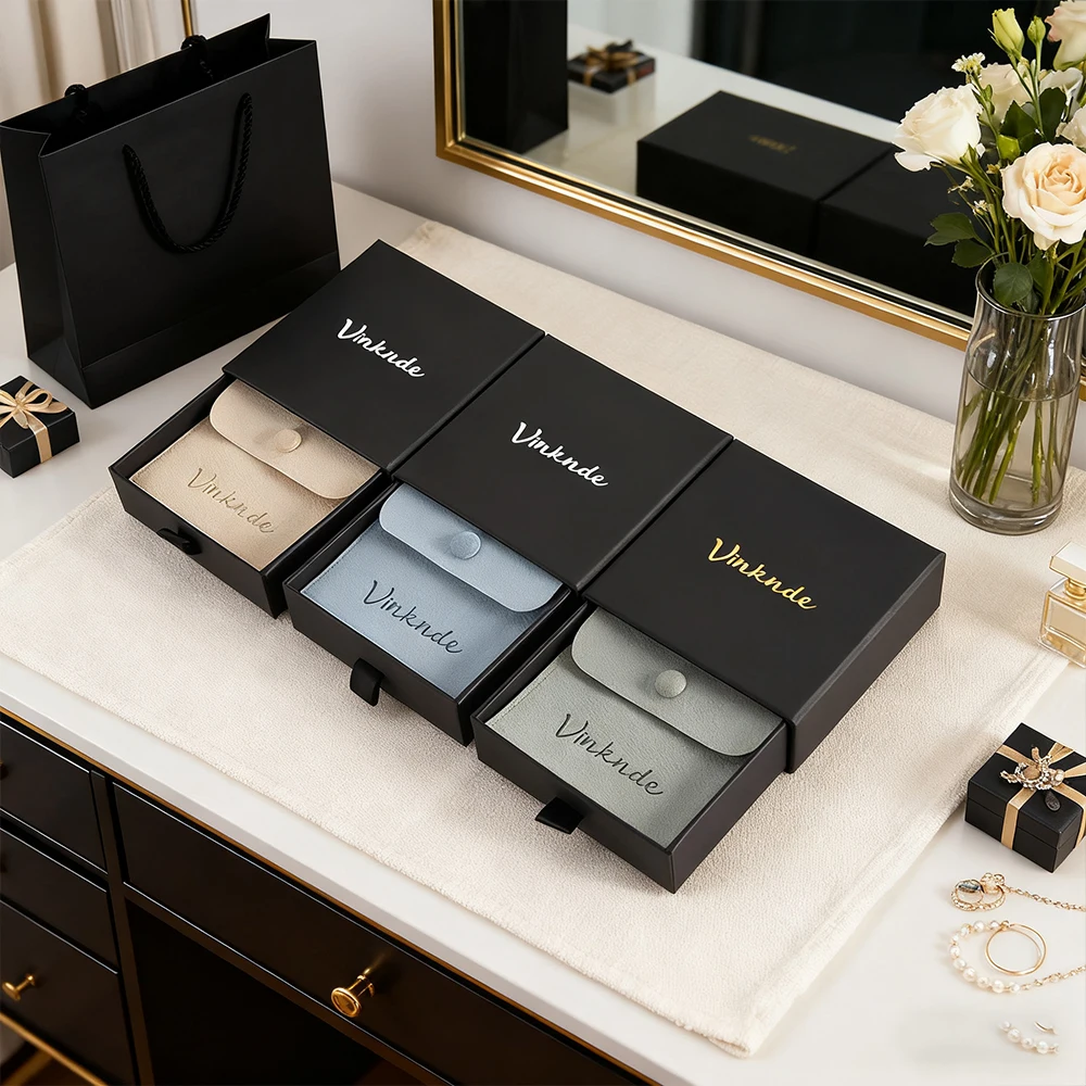 Пользовательский логотип День святого Валентина, Рождество, свадьба, ожерелье, кольцо, серьги, коробки, сумка, выдвижной ящик, коробка, посылка, сумка из микрофибры
Пользовательский логотип День святого Валентина, Рождество, свадьба, ожерелье, кольцо, серьги, коробки, сумка, выдвижной ящик, коробка, посылка, сумка из микрофибры