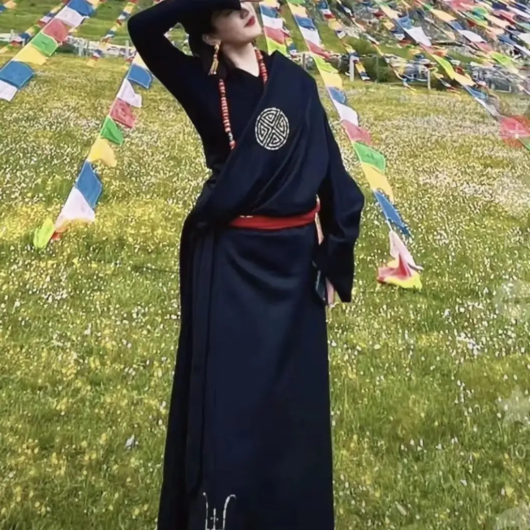 Tibetan women's clothing embroidered Guozhuang dance single-piece Tibetan robe 
Tibetan women's clothing embroidered Guozhuang dance single-piece Tibetan robe