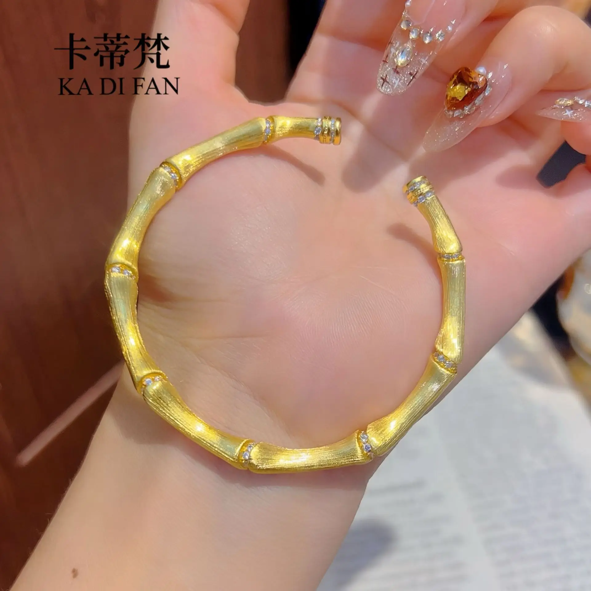 Золотой браслет для женщин из настоящего золота 9999 пробы (24K) в стиле Gold Shop, премиум-класса, с бамбуковым дизайном, изысканное украшение, подарок на день рождения
Золотой браслет для женщин из настоящего золота 9999 пробы (24K) в стиле Gold Shop, премиум-класса, с бамбуковым дизайном, изысканное украшение, подарок на день рождения