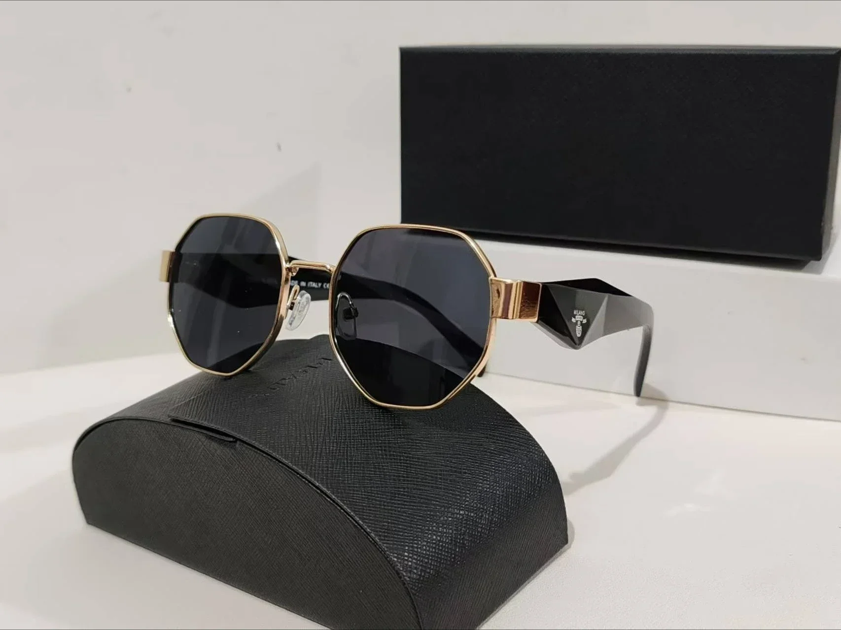 Fashionable Octagon Frame Black Sunglasses Retro UV400 Protection Unisex Glasses for Outdoor Summer Style Accessories Gift
Fashionable Octagon Frame Black Sunglasses Retro UV400 Protection Unisex Glasses for Outdoor Summer Style Accessories Gift