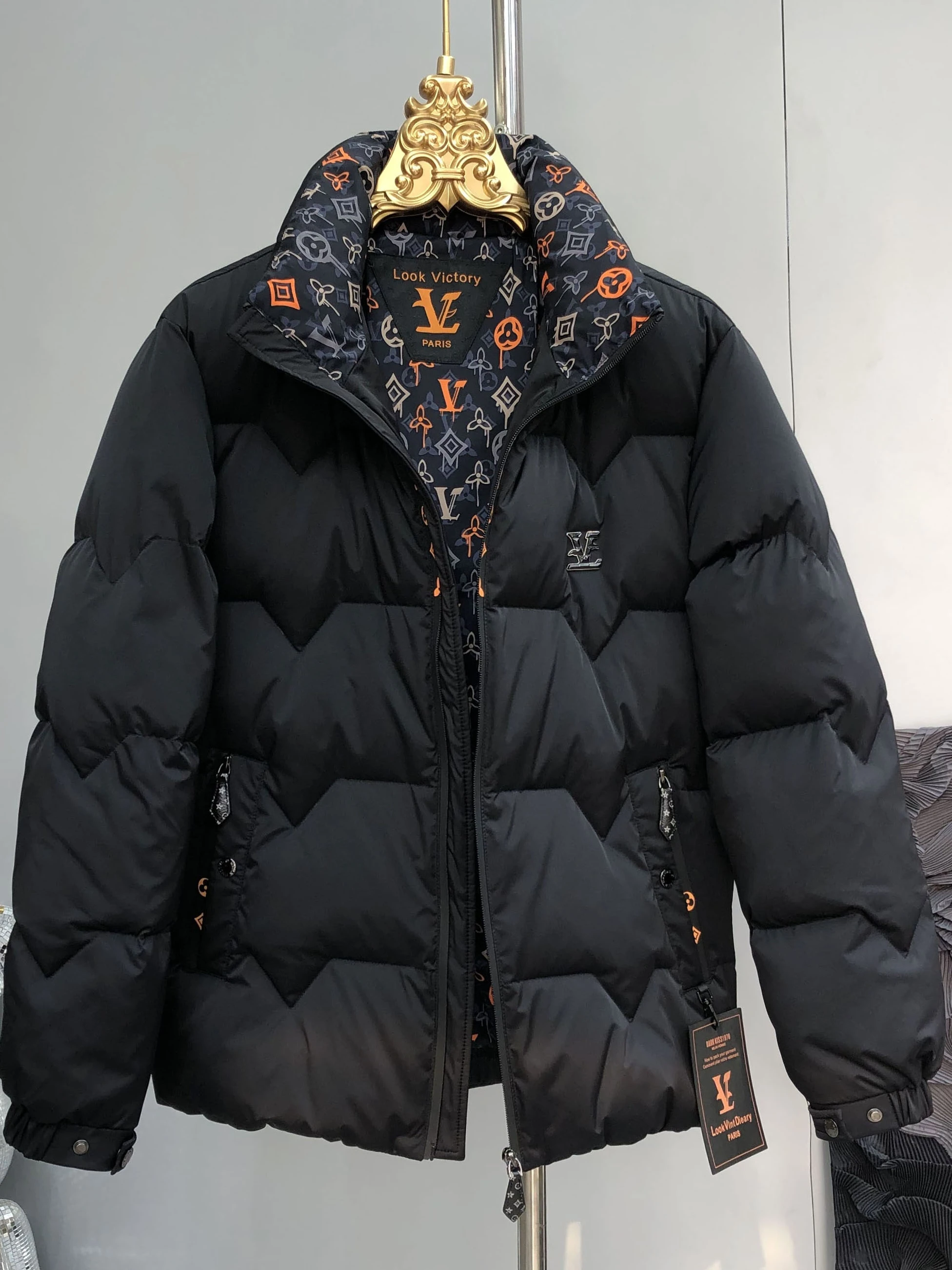 Зимняя мужская куртка-пуховик премиум-класса с воротником-стойкой, металлическим принтом и элементами пэчворка, утепленная, модная, белая
Зимняя мужская куртка-пуховик премиум-класса с воротником-стойкой, металлическим принтом и элементами пэчворка, утепленная, модная, белая