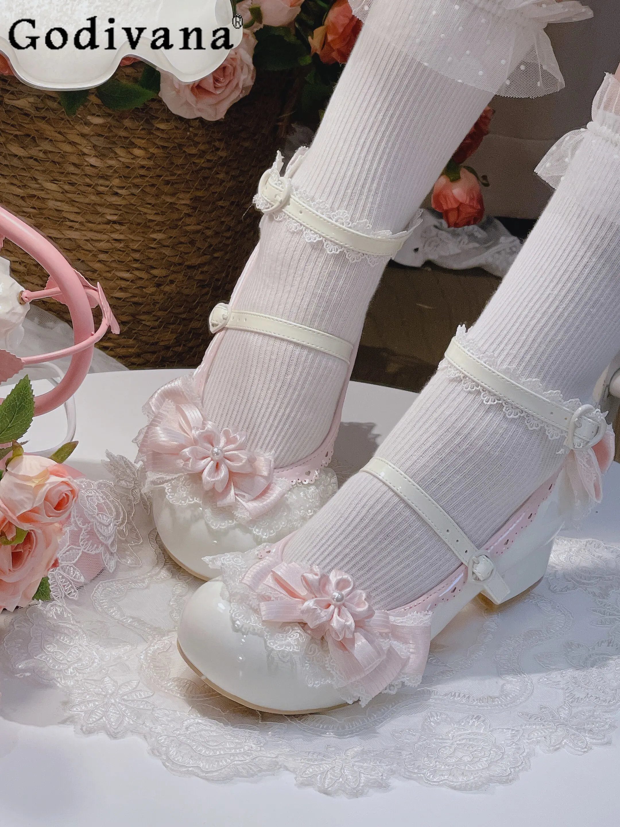 Japanese sweet cute girl lolita original low-heeled single shoes lace princess style student round head Mary Jane single shoes
Japanese sweet cute girl lolita original low-heeled single shoes lace princess style student round head Mary Jane single shoes