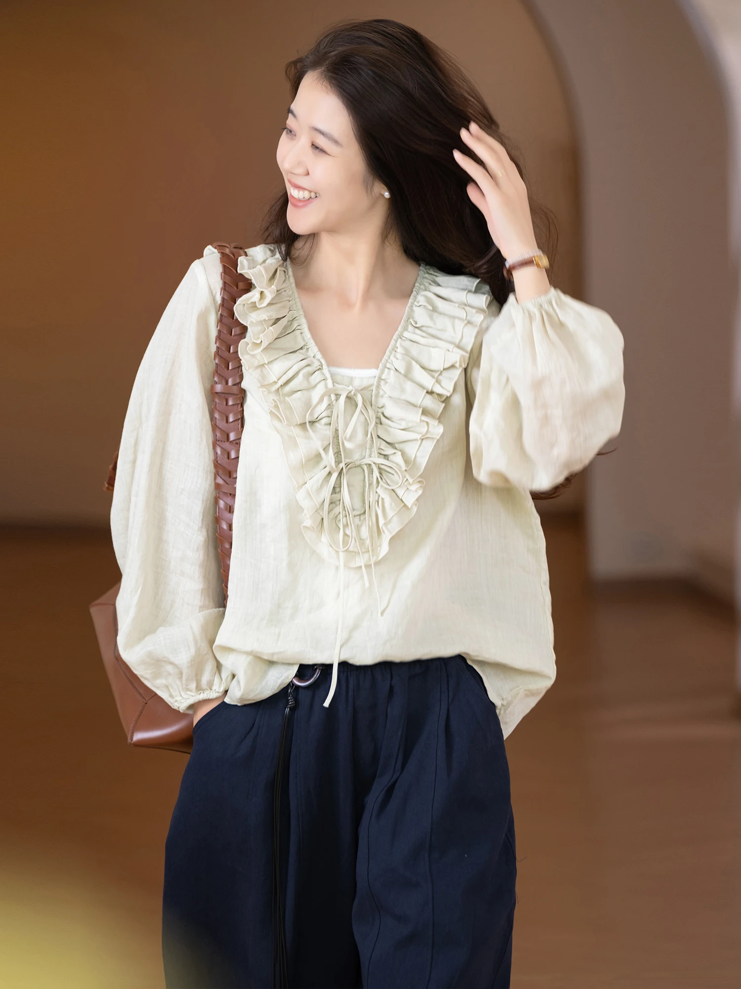 Женская футболка Ele Sweet Heart из 100% льна с V-образным вырезом, свободного кроя, с изысканным кружевом, длинными рукавами-фонариками, дышащая, в художественном стиле
Женская футболка Ele Sweet Heart из 100% льна с V-образным вырезом, свободного кроя, с изысканным кружевом, длинными рукавами-фонариками, дышащая, в художественном стиле