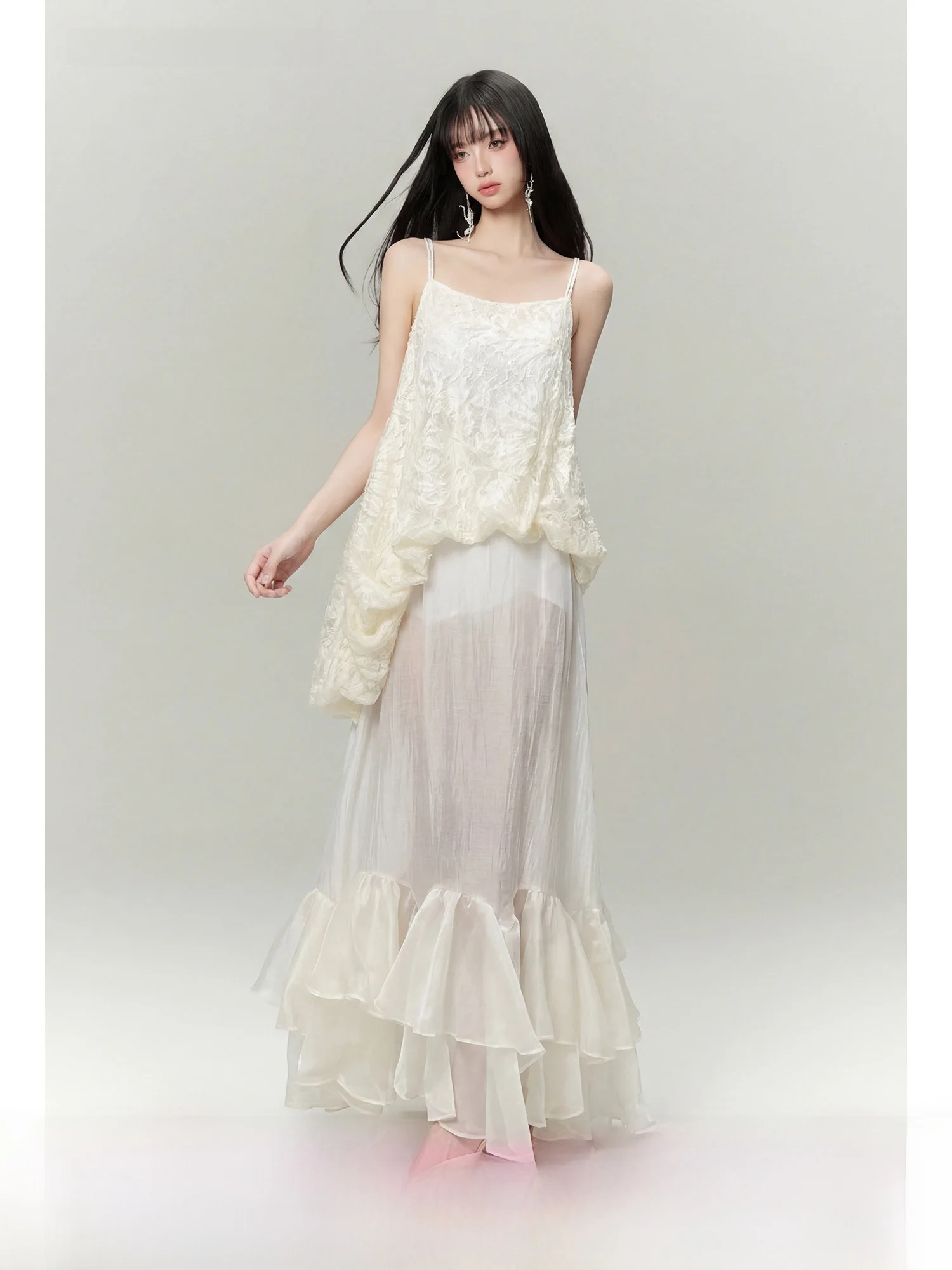 COTHURNUS Cloudy White Rose Small Audience Design Sensation Strap Half Skirt Two-Piece Set Summer New Arrival Fashion Set
COTHURNUS Cloudy White Rose Small Audience Design Sensation Strap Half Skirt Two-Piece Set Summer New Arrival Fashion Set