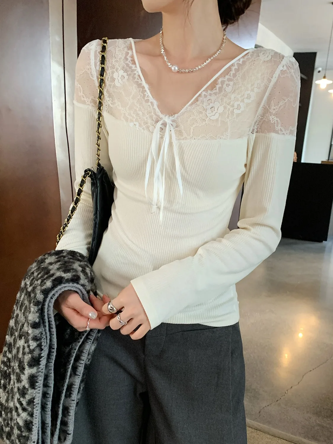 White Lace Splice V-Ne Knitted Base irt Women's Autumn Winter Ele Sweater Inner Wear oulder Level Top
White Lace Splice V-Ne Knitted Base irt Women's Autumn Winter Ele Sweater Inner Wear oulder Level Top