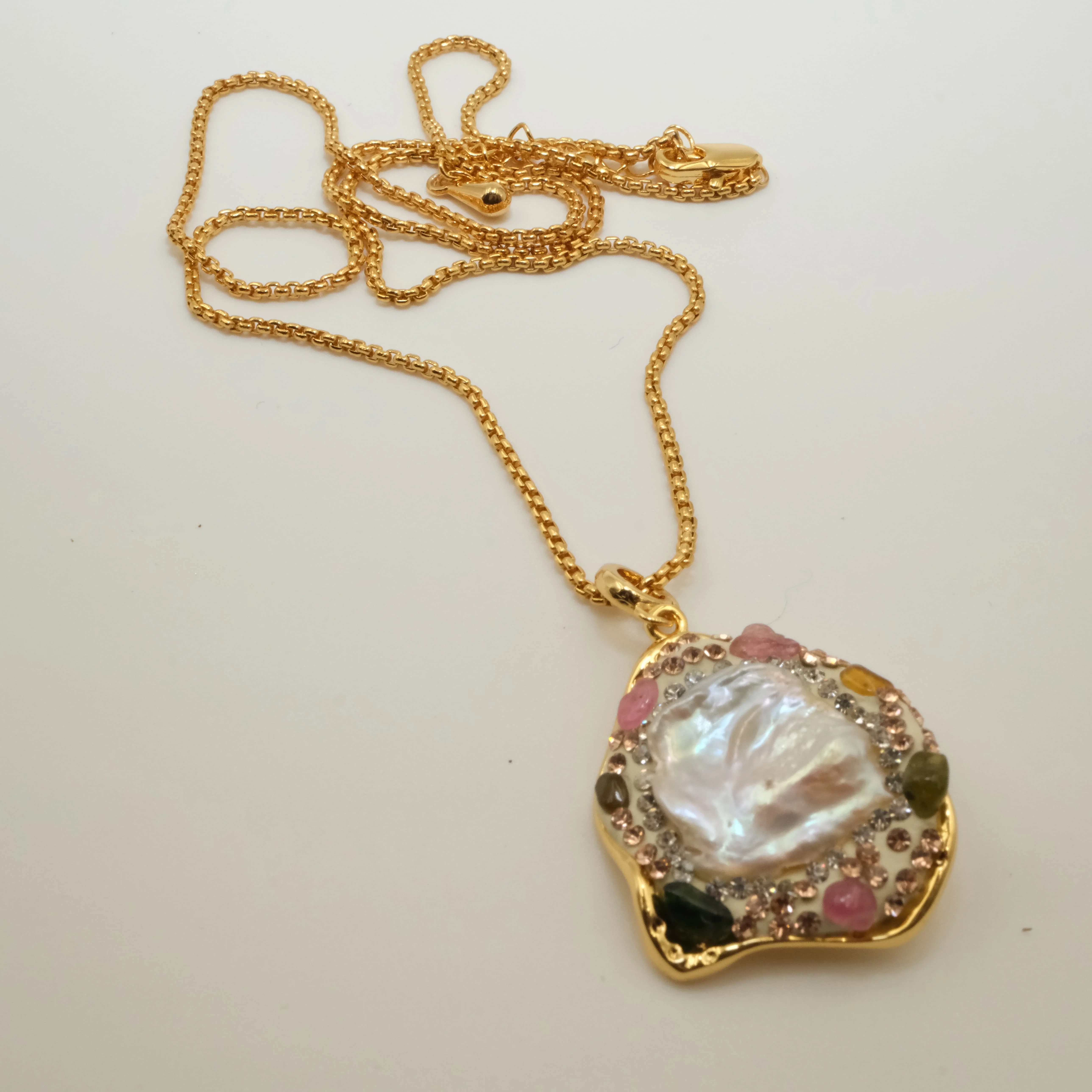 Ladies' French-style vintage Baroque pearl necklace, 18K gold-plated hypoallergenic chain, sparkling zircon elegant jewelry
Ladies' French-style vintage Baroque pearl necklace, 18K gold-plated hypoallergenic chain, sparkling zircon elegant jewelry