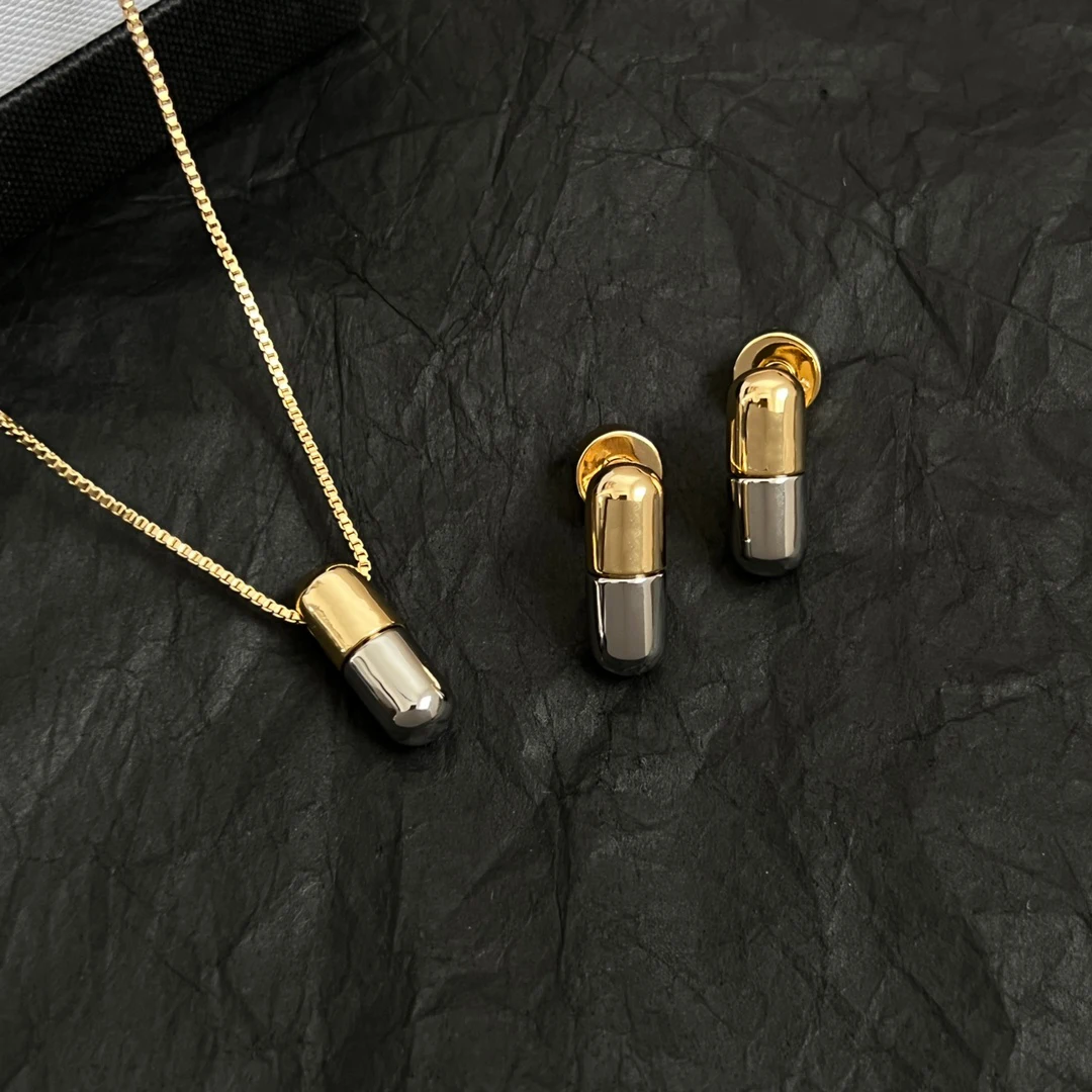 Trendy Gold Silver Capsule Metal Stainless Steel Necklace Woman Stylish Two-Tone Pill Pendant Jewelry Woman
Trendy Gold Silver Capsule Metal Stainless Steel Necklace Woman Stylish Two-Tone Pill Pendant Jewelry Woman